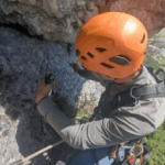 Inspection d’une cavité dans la falaise
